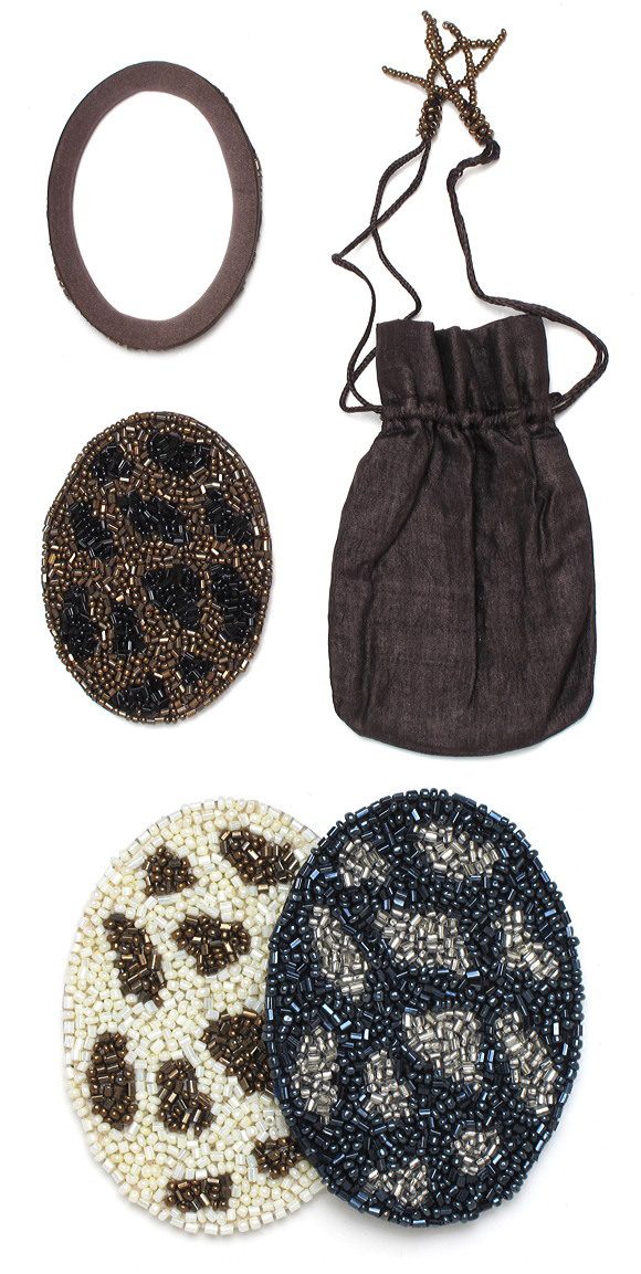 Giraffe Mirror in a Little Sac